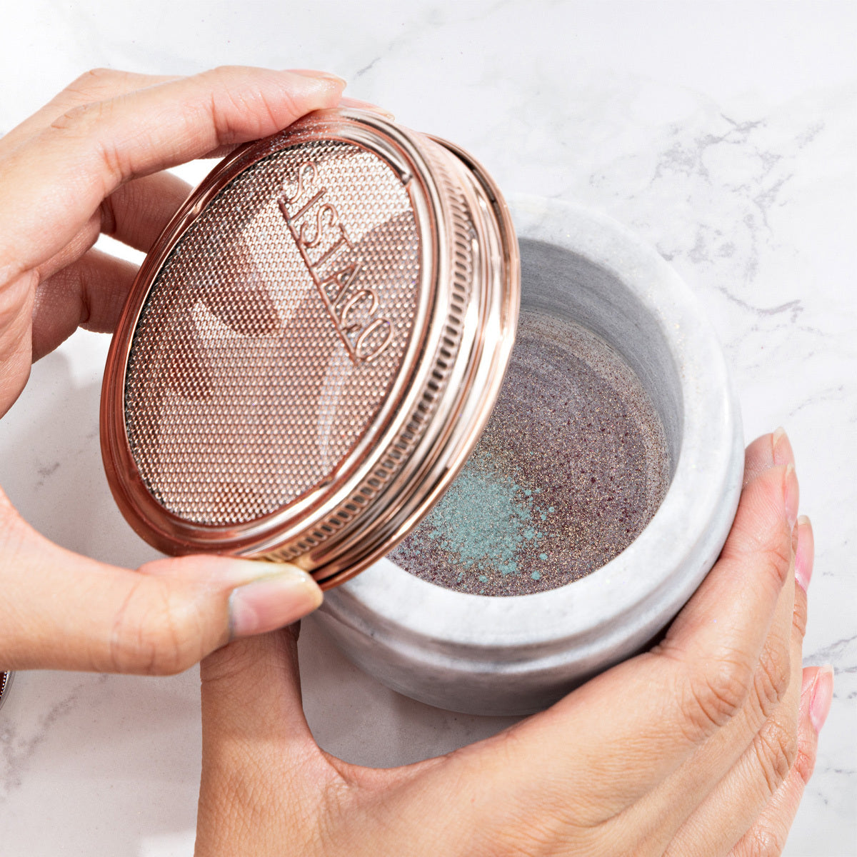 Tool to apply nail powder with accuracy and reuse access powder
